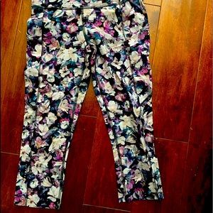 Fast and free crop 19 inch with reflective detail.EUC. Size 6